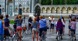 Recorrido en bicicleta por las calles de Florencia. in Florence