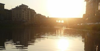 Passeio de barco em Florença ao pôr do sol (pequeno grupo) in Florence
